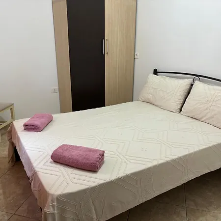 Lejlighed Lydia's 3 Bedroom Flat In